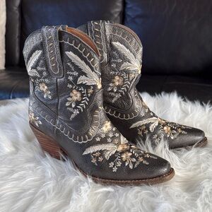 Dingo Primrose Embroidered Floral Snip Cowboy Ankle Boots Pewter size 8